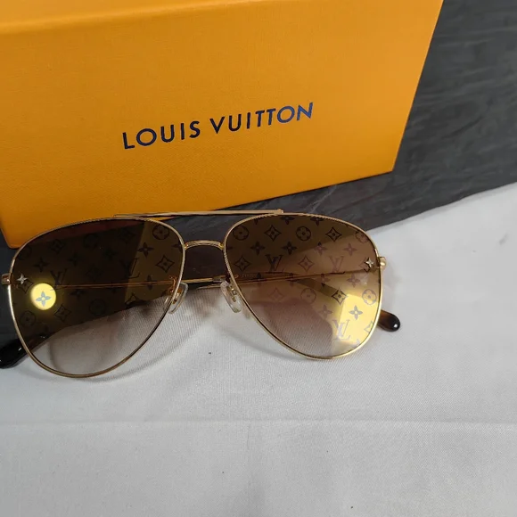 Louis Vuitton | Accessories | Louis Vuitton Womens Aviator  display picture 1